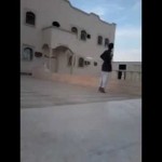 بالفيديو.. حصان يعض ممثلاً خليجياً ويرميه عن ظهر حصان آخر اثناء التصوير