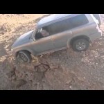 بالفيديو : جار “حفر أرض” يتسبب في انهيار منزل جارة وتحطم سيارته