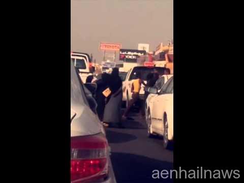 بالفيديو: مضاربة بين فتيات  أمام إشارة مرور يعطل حركة السير