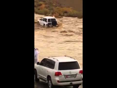 بالفيديو: قائد سيارة جيب نيسان يعبر السيل وسط تشجيع أصحابه