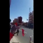 بالفيديو…  حلاق يقص شعر زبون على شكل الأناناس