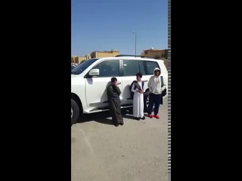 بالفيديو: حاله نادره طلاب يبكون على نقل معلمهم