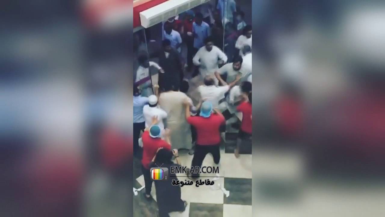 بالفيديو: مضاربة جماعية بين زبائن وعمال مطعم