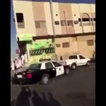 “بالفيديو”: صهيوني يُطلِق النار على فتاة فلسطينية من مسافة قريبة
