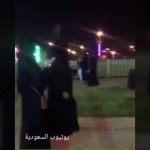 حادث عنيف لـ 3 اشخاص طاروا من السيارة لانهم لم يربطوا حزام الأمان…