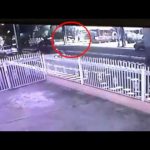 بالفيديو: باب حديدي ضخم يسحق رجلاً بعد اصطدام شاحنة به!