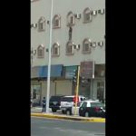 بالفيديو: مواطن ثلاثيني يعتدي بالضرب على عامل والسبب! قراطيس والجهات الأمنية تقبض عليه