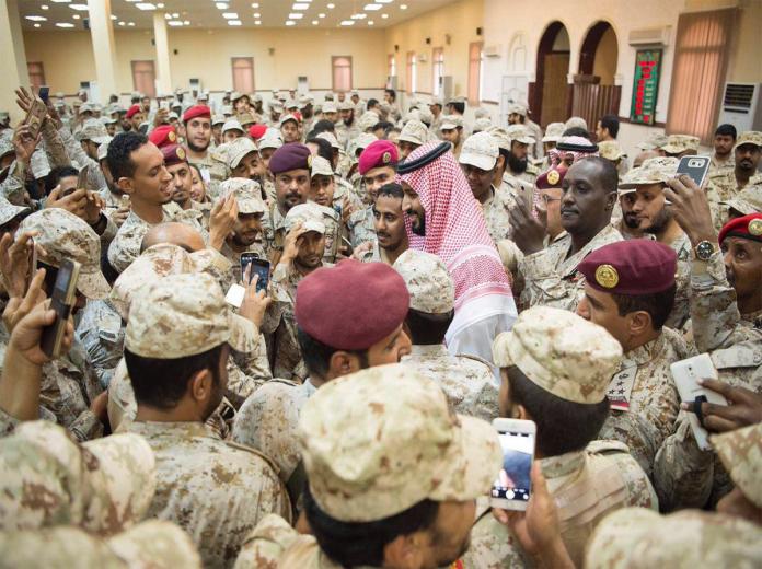 بالفيديو : ولي ولي العهد يعايد المرابطين .. والجنود يلتقطون سيلفي مع سموه