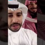 شايب مهايطي يتحدث عن بطولاته في مواجهة الثعابين وفجأة وجد في حضنه ثعبان.. شاهد ردة فعله!