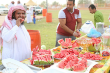 توزيع الحبحب مجانًا على المسافرين في وادي الدواسر