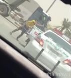 بالفيديو.. شابان يعتديان على دورية مرور باستهتار واضح