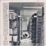 يصلي داخل أحد مكتبات جامعته الأمريكية سنة 1975م