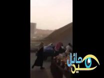 بالفيديو.. عاصفة قوية تثير الفزع بالكويت وتوقف حركة الملاحة الجوية والبحرية