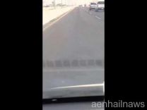 بالفيديو: تهور سائقين كل منهم يحاول قلب سيارة الاخر