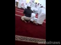 بالفيديو.. مصلون يعتدون بالضرب على أحد الأشخاص ويطرحونه أرضاً لترديده عبارة “أنا المهدي”
