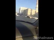 بالفيديو: شاهد قائد سيارة يسير على إطارين امام نقطة تفتيش