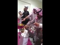 بالفيديو :مواطنون يغسلون أيديهم بـ”دهن العود الملكي”