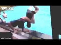بالفيديو: مزحة بين صديقين بمسبح كادت أن تتسبب بكارثة