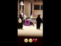 بالفيديو … سعودي يحتضن زوجته أمام كليتها احتفالا بتخرجها