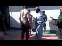 بالفيديو: أفغاني يصبخ بضابط أمريكي .. فأضحك العالم عليه!