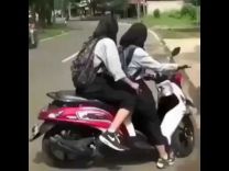 بالفيديو … اصطدام فتاتين بدراجه نارية