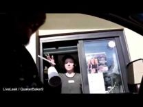 بالفيديو: شابان دفعا ثمن مزاحهما السخيف مع موظفة بماكدونالدز