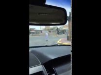 بالفيديو شخصان يجوبان الشوارع العامة بحثًا عن اصطياد البوكيمون