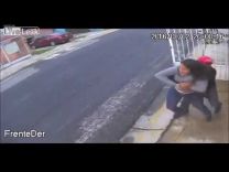 بالفيديو:شابان يهاجمان فتاة ويسرقان سيارتها من أمام منزلها