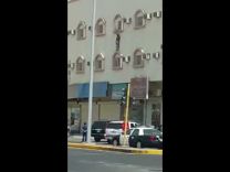الفيديو.: مقيم يحاول الانتحار بإلقاء نفسه من بناية سكنية..