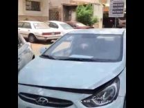 بالفيديو: مقيم يٌغمى عليه من هول الموقف بعد أن اصطدم بسيارة رولز رايز “فارهة”