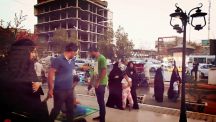 بالفيديو : رد فعل الشيعة عندما شاهدوا “ سُنّي ” يصلي في كربلاء