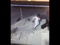 بالفيديو …. حرامي يعتدي على مواطنه سعودية ويسرق حقيبتها