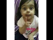 مقطع لطفلة إماراتية وهي تقلد محمد بن راشد.. والأخير منبهرًا: هل هناك من يعرفها أودّ زيارتها؟