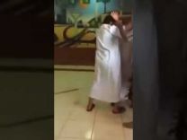بالفيديو: شايب يدخل مدرسة بعصاء لضرب معلم