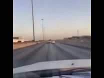 بالفيديو: عناد بين قائدي سيارتين على طريق سريع ينتهي بوقوع حادث