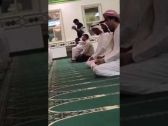 بالفيديو: الشيخ محمد بن زايد يفاجئ مصلين في مسجد بدبي بالصلاة بينهم والسلام عليهم