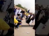 بعد دخوله مدرجات النصر.. شاهد كيف أُجبِر مشجع هلالي على خلع قميصه؟