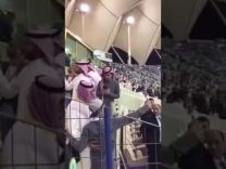 بعد خسارة النصر كأس ولي العهد .. شاهد ماذا فعل أحد الجماهير بعد مرور رئيس النصر و عبدالغني في المنصة!