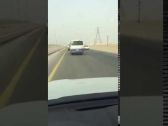 بالفيديو: سائقا حافلتين تقلان طالبات يتلاعبان على الطريق بسرعة جنونية