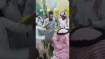 بالفيديو: ردة فعل معلمين لطالب يتيم الآبوين ذهب لاستلام شهادته وحيدًا