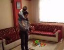 ابوه وهو يصلي ويتعلق برأسه#( فيديو ) طفل ملقوف يتسلق