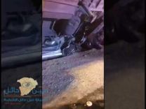 بالفيديو: خروج شاب سالم بعد انقلاب تريله على سيارتة