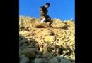 لطفل سعودي يحاول التزحلق على جبل صغير #( فيديو ) مضحك ومؤلم