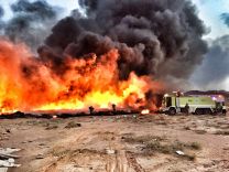 مدني حائل يخمد حريق ضخم بسوق الحراج