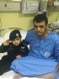  الطفل محمد أحمد العنزي يطمئن على رجل الامن ” عبدالرحمن الشمري ”