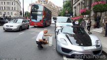 صور: ثري سعودي يعطّل المرور في لندن لتنظيف سيارته البورش