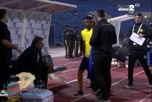 لاعب النصر إبراهيم غالب يشوت كراتين الماء بعد تبديله في الشوط الثاني أمام الاتفاق