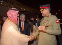 بالصور: الأمير محمد بن سلمان يصل باكستان ووزير الدفاع في مقدمة مستقبليه