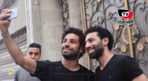 اللاعب “محمد صلاح” وشبيهه في أول لقاء بينهما