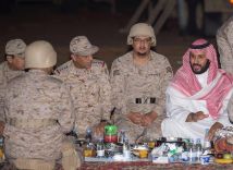 بالصور.. الأمير محمد بن سلمان يتناول الإفطار مع مرابطي الحد الجنوبي